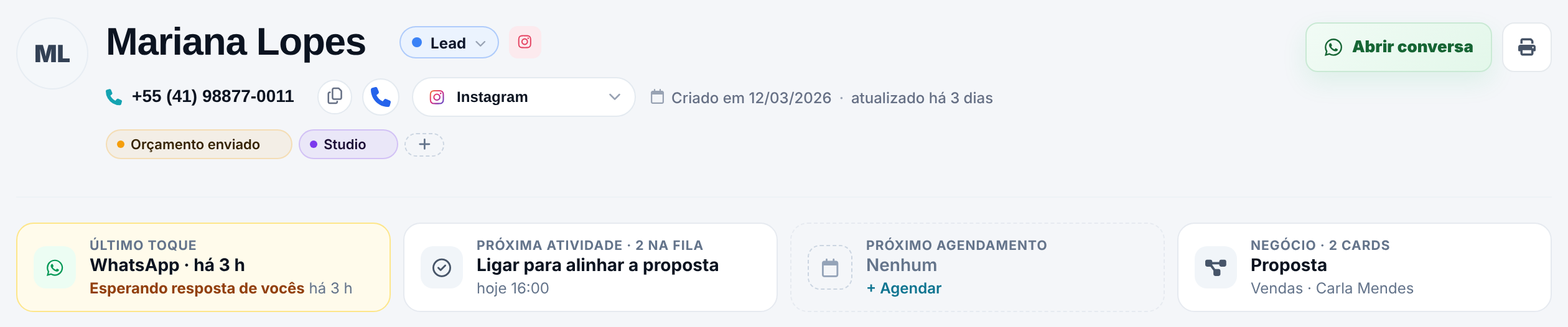 Cabeçalho da ficha de Mariana Lopes com status, telefone, origem e etiquetas; abaixo, os cards Último toque, Próxima atividade, Próximo agendamento e Negócio