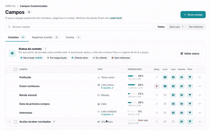 Animação: clique em Novo campo, nome Segmento, busca do tipo Lista única, opções Varejo, Indústria, Serviços e Saúde digitadas uma por linha, clique em Criar campo e o campo aparece no fim da lista