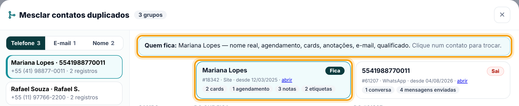 Grupo aberto com a faixa Quem fica e os cartões Fica e Sai