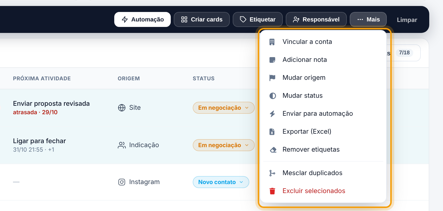 Menu Mais aberto abaixo da barra com Vincular a conta, Adicionar nota, Mudar origem, Mudar status, Enviar para automação, Exportar (Excel), Remover etiquetas, Mesclar duplicados e Excluir selecionados