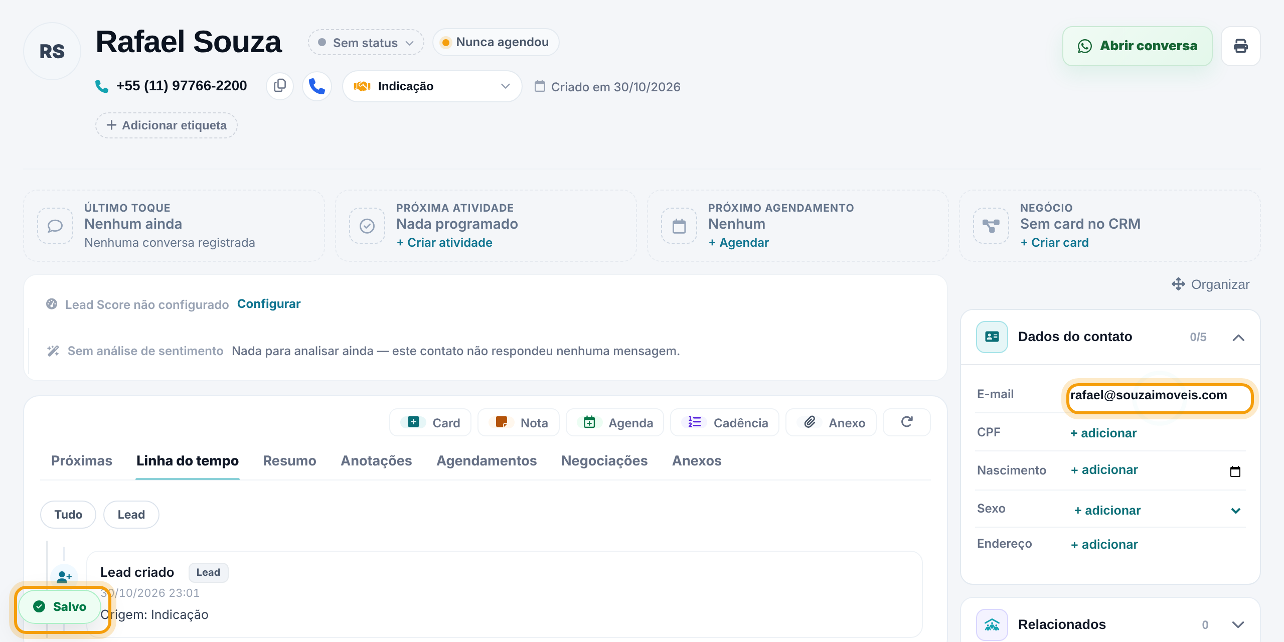Ficha recém-criada de Rafael Souza com o e-mail preenchido no painel Dados do contato e o aviso Salvo no canto inferior