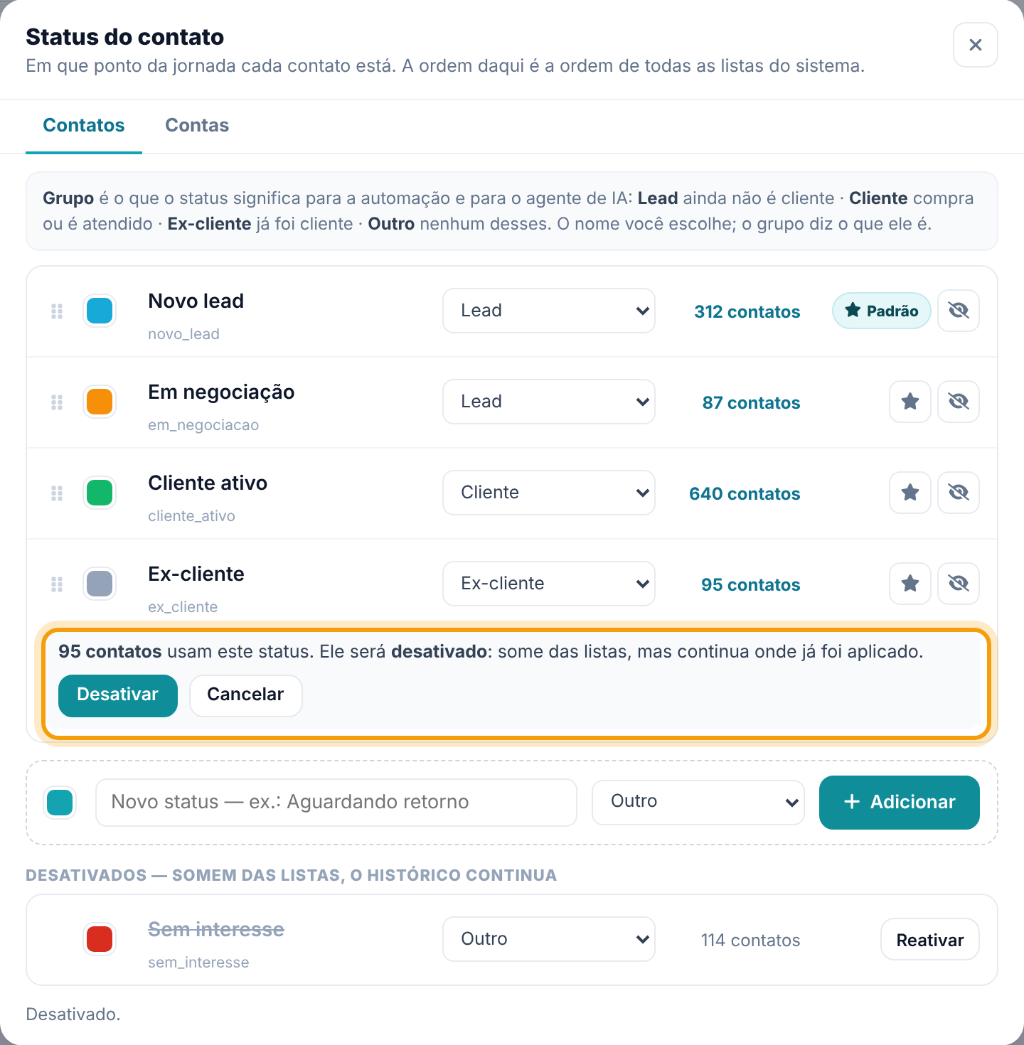 Painel Status do contato com a confirmação para desativar o status Ex-cliente, usado por 95 contatos, e, embaixo, a seção Desativados com o status Sem interesse e o botão Reativar