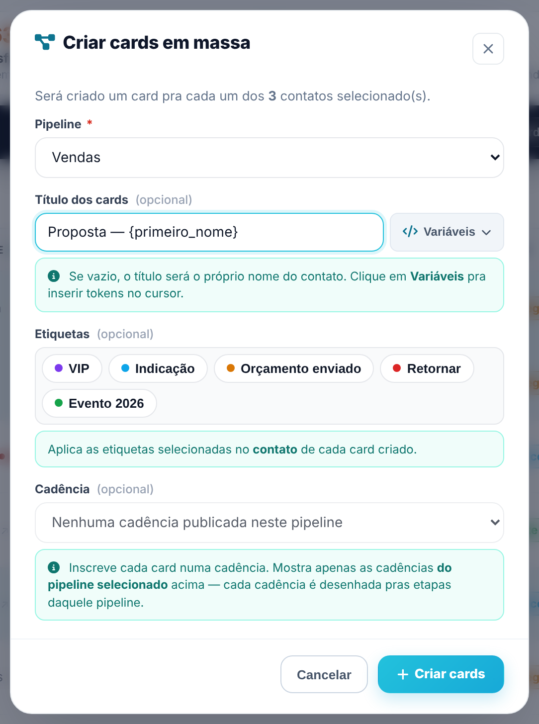 Janela Criar cards em massa com Pipeline Vendas, título Proposta com a variável primeiro_nome, etiquetas opcionais e cadência opcional