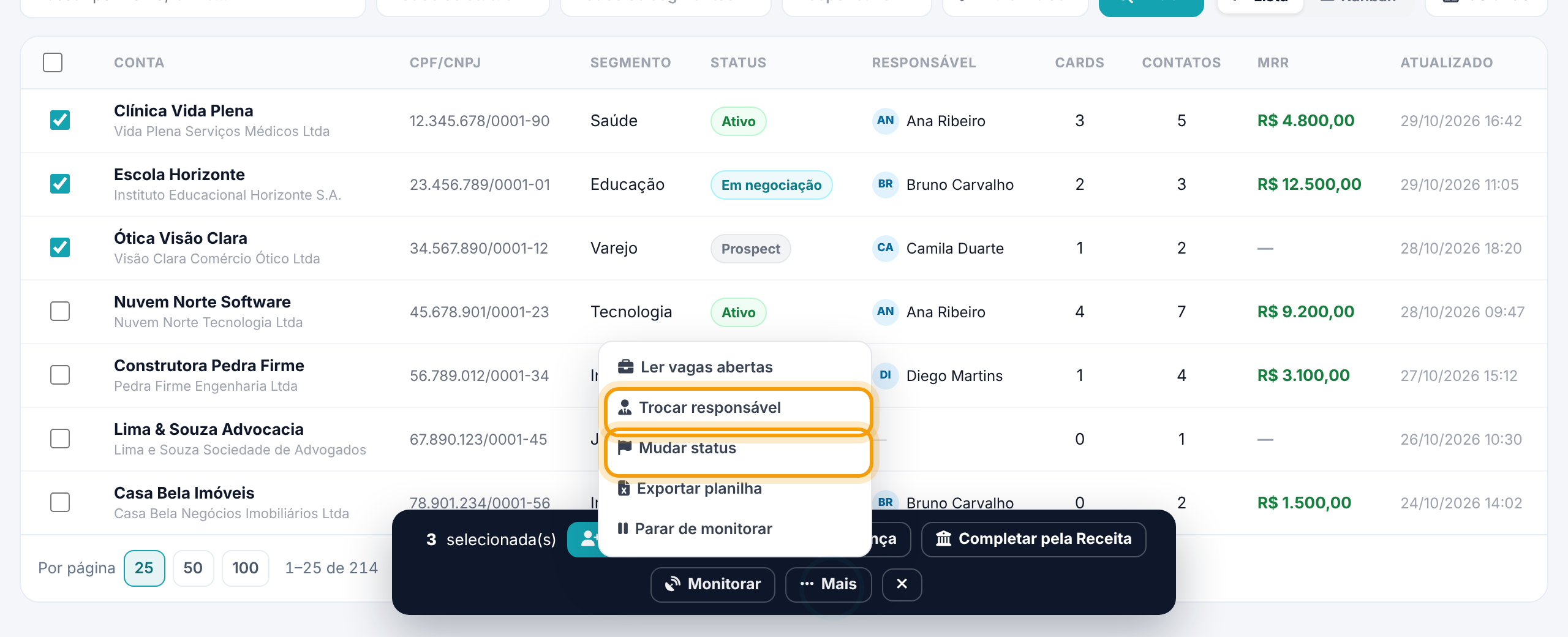 Três contas marcadas, a barra de ações no rodapé e o menu Mais aberto com Trocar responsável e Mudar status destacados